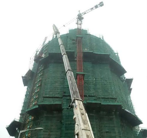 汇川吊车在工地上作业